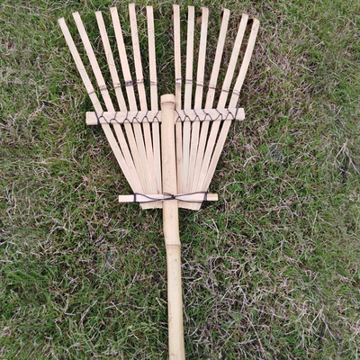 Met de hand gemaakte Bamboehark 1.40m 12 Tanden voor het droge bladeren vegen en tuin die Natuurlijke Tuinharken schoonmaken